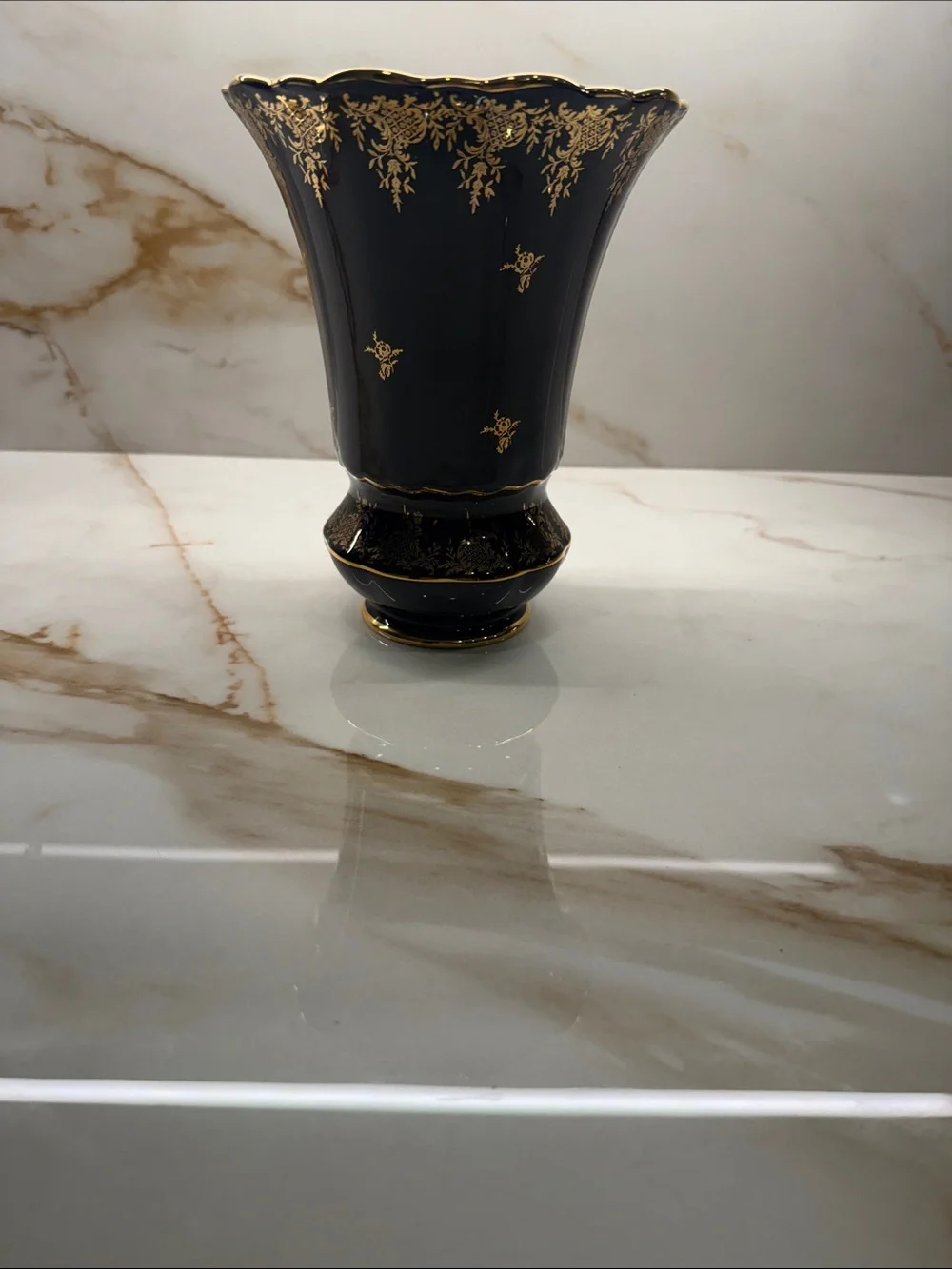 Elegant Black and Gold Decorative Vase - Classic Home Accent